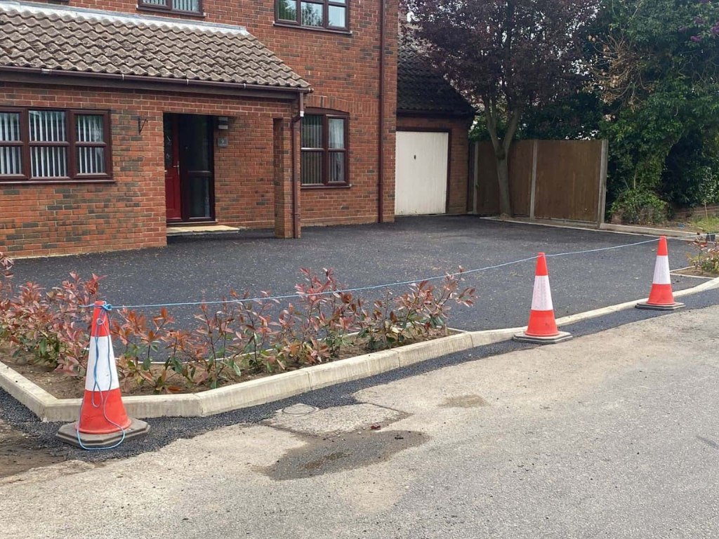 This is a newly installed tarmac driveway just installed by Isleham Driveways